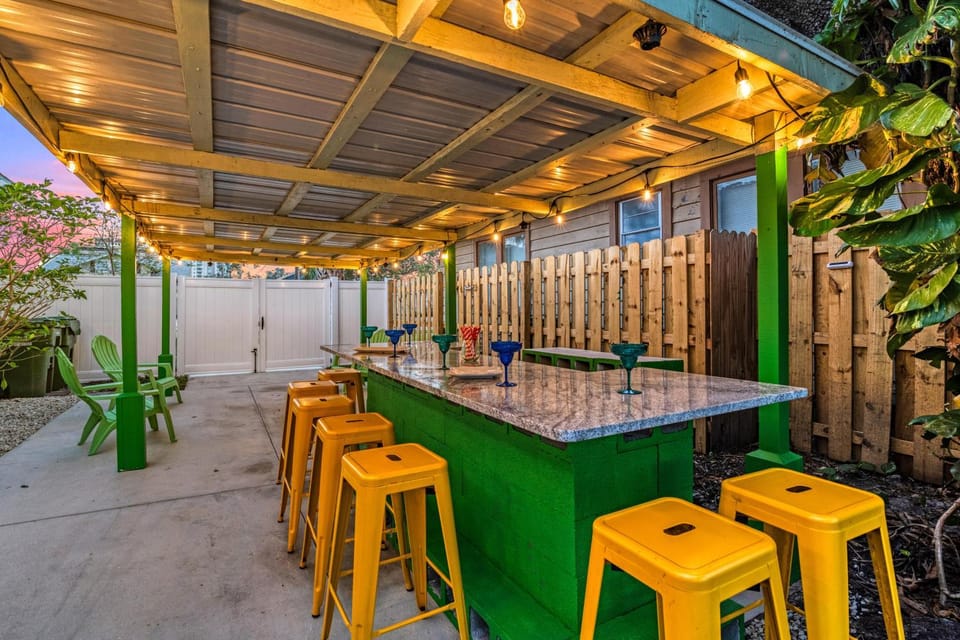 Vintage Downtown Escape, Heated Cocktail Pool, Tiki Bar & Walk to City of Sarasota House in Sarasota