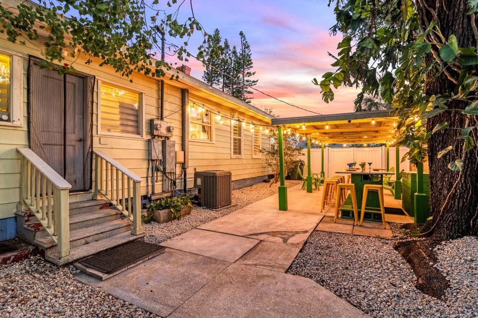 Vintage Downtown Escape, Heated Cocktail Pool, Tiki Bar & Walk to City of Sarasota House in Sarasota