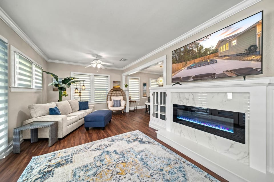Vintage Downtown Escape, Heated Cocktail Pool, Tiki Bar & Walk to City of Sarasota House in Sarasota
