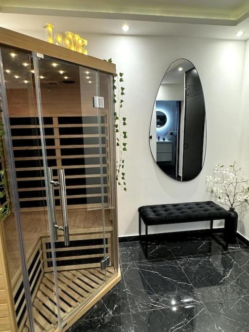Love Room, Luna Spa APRÈS-MIDI 13h à 18h, créneau de 5h seulement et non une nuitée Apartment in Pontoise
