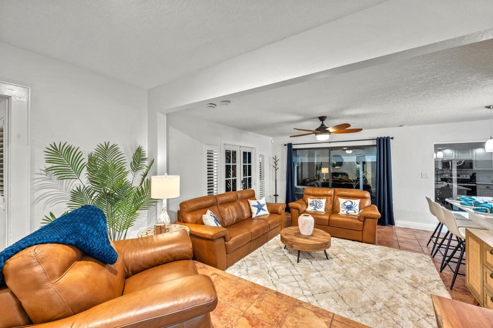 Canal Front Home in Sarasota with Private Heated Pool & Outdoor Patio! House in Sarasota
