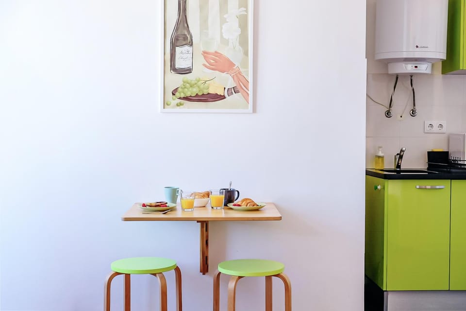 Coffee/tea facilities, Kitchen or kitchenette, Seating area, Dining area, internet, internet, minibar, stove