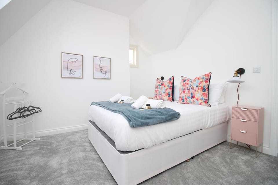 Large City Centre 3 Bed Flat with Parking Apartment in Cardiff