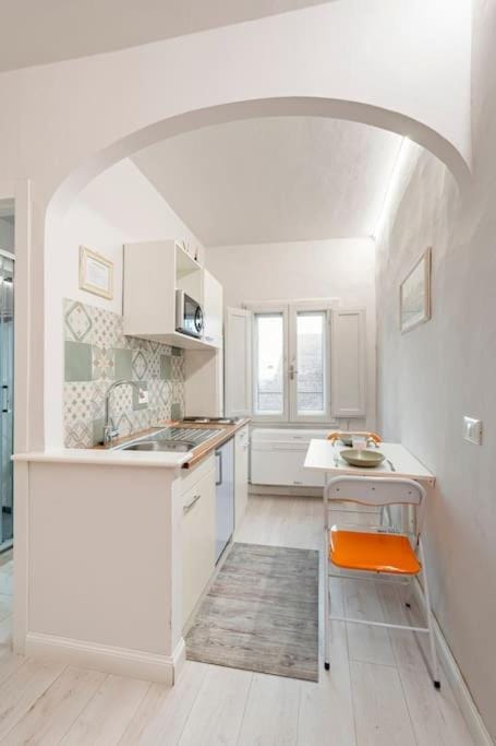 Sun Frediano Suite Apartment in Florence