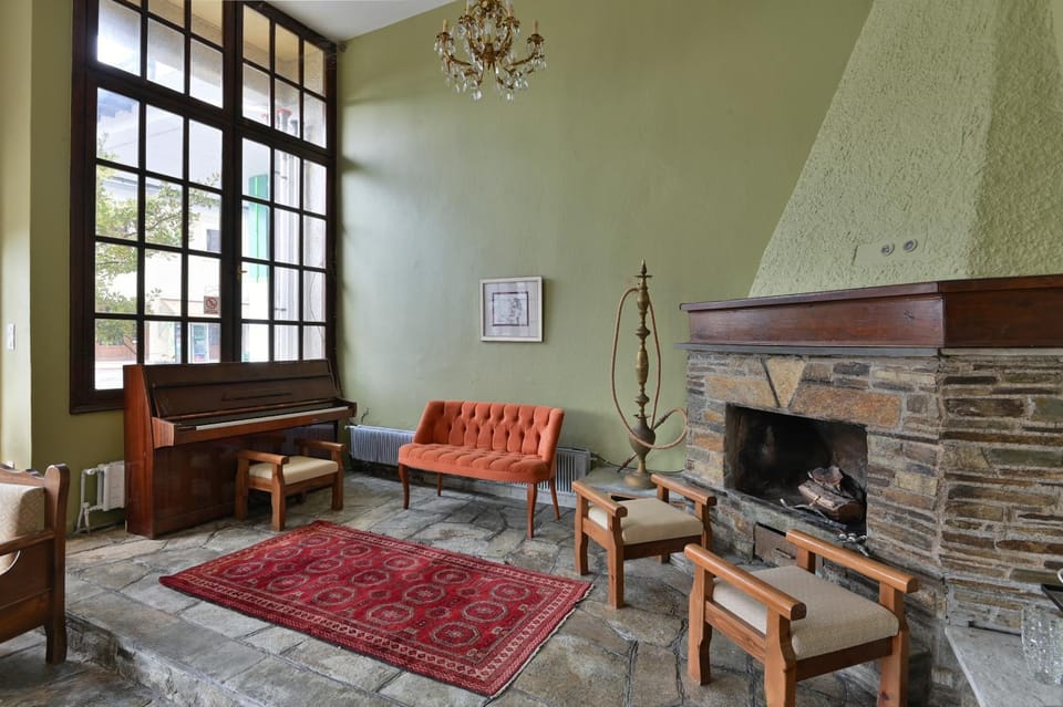 Communal lounge/ TV room, Seating area, fireplace