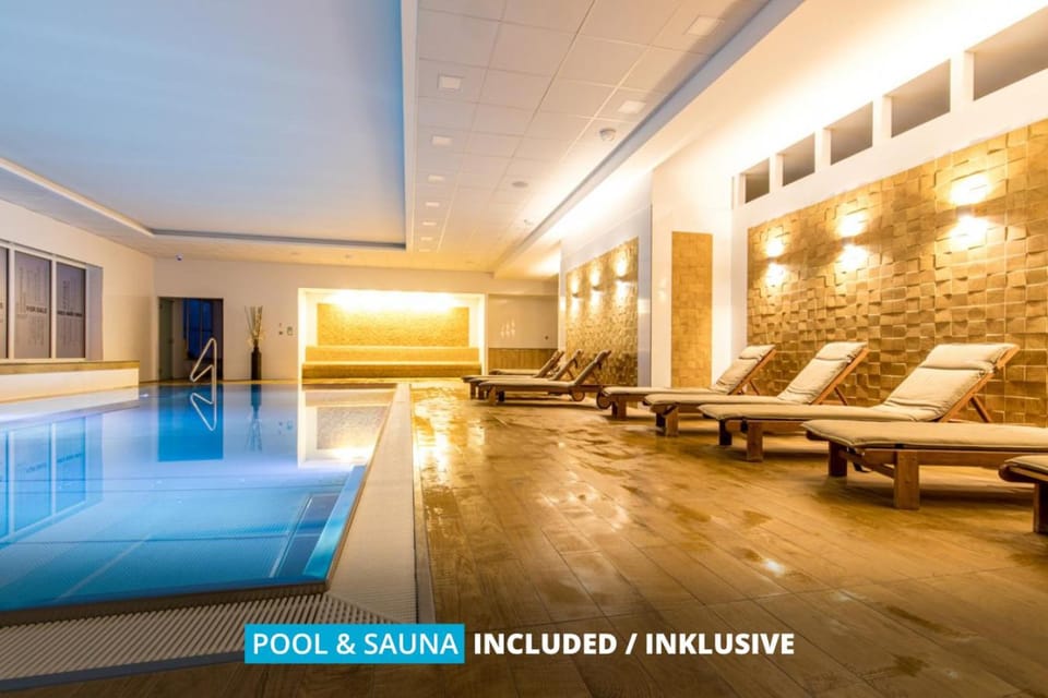 Pool view, Swimming pool, sunbed
