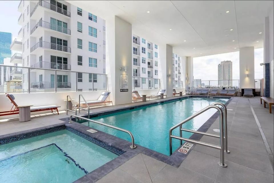 Charming 2 BR Downtown Miami 2106 Free Parking Apartment in Miami
