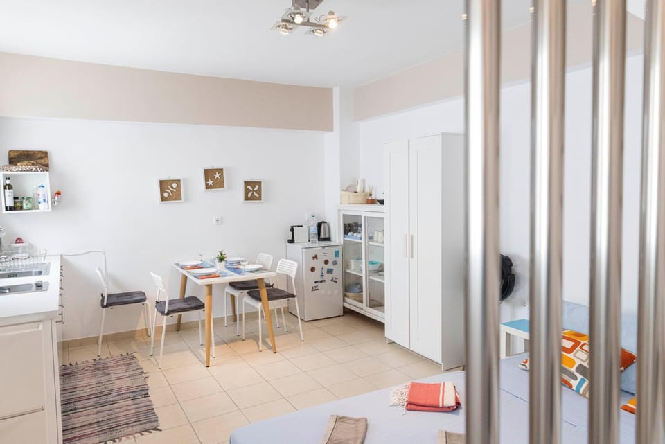 Kitchen or kitchenette, Dining area, oven