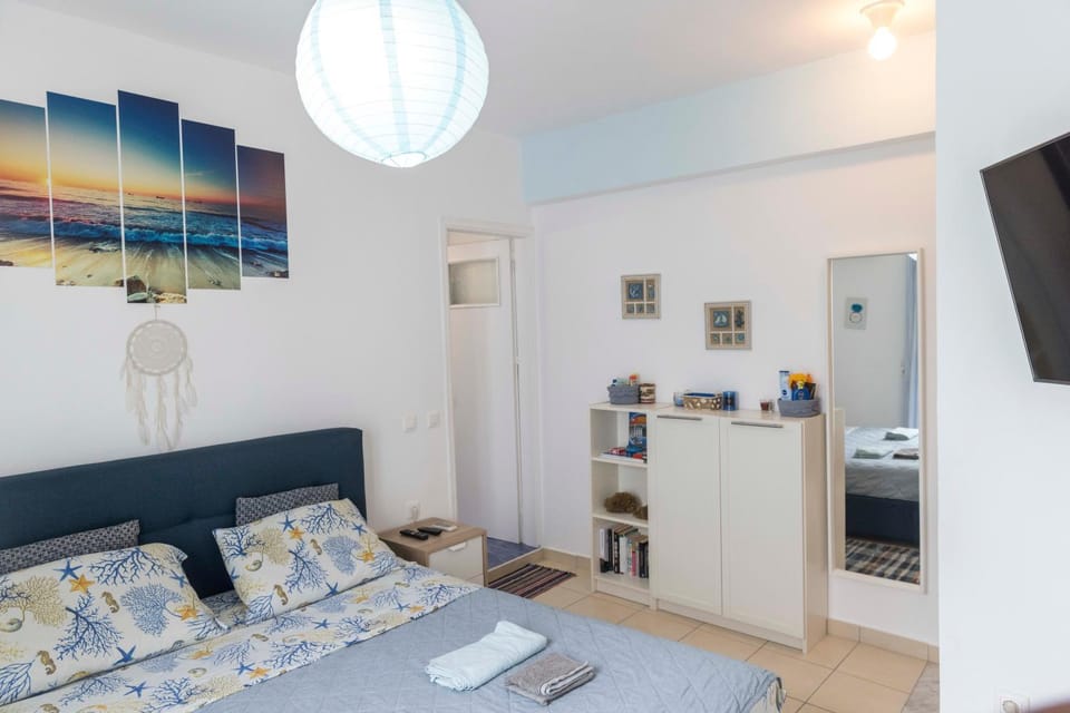 Bed, TV and multimedia, Bedroom