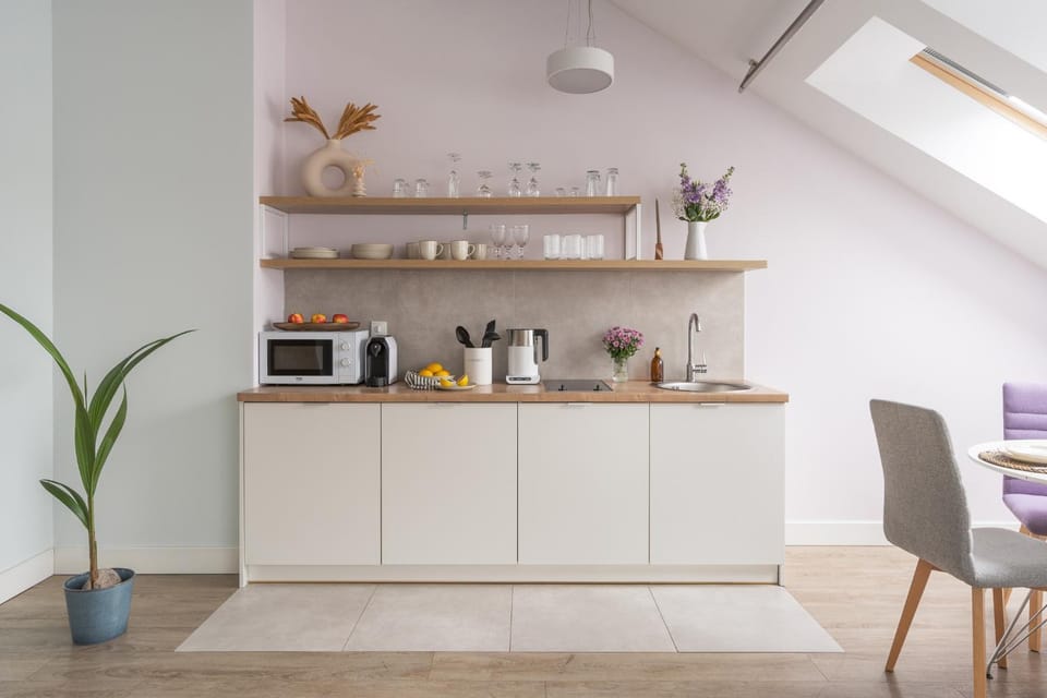 Coffee/tea facilities, Kitchen or kitchenette, Dining area, microwave, oven, stove, stove