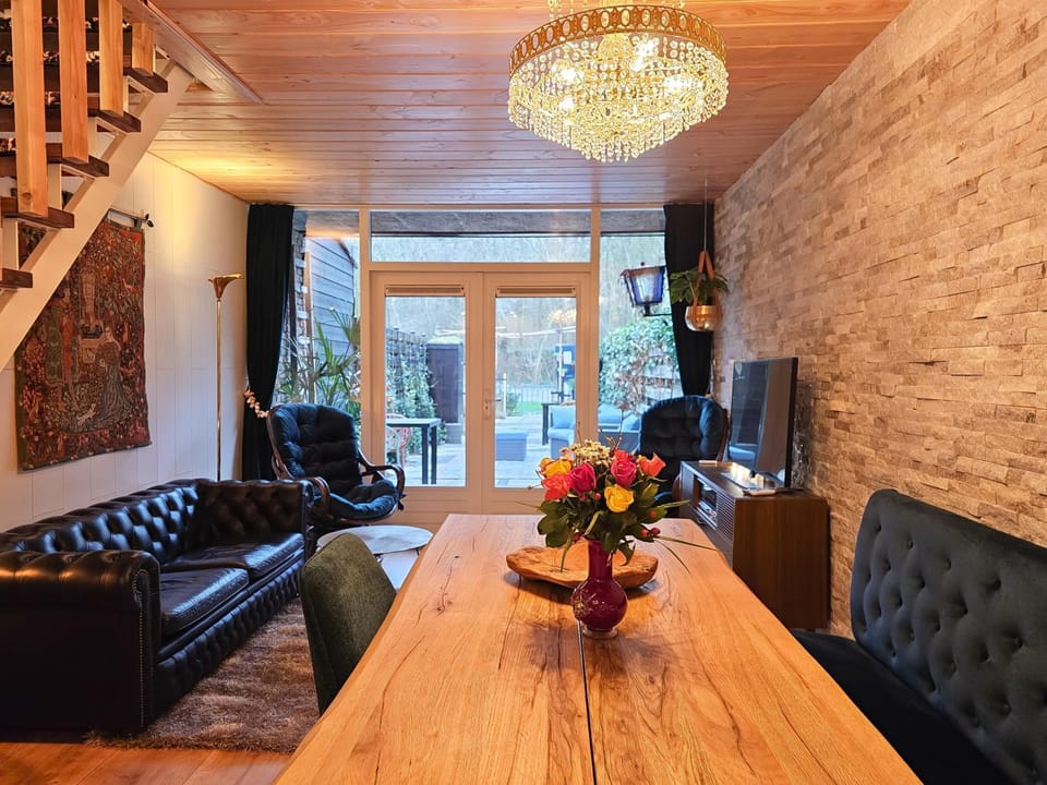 TV and multimedia, Seating area, Dining area