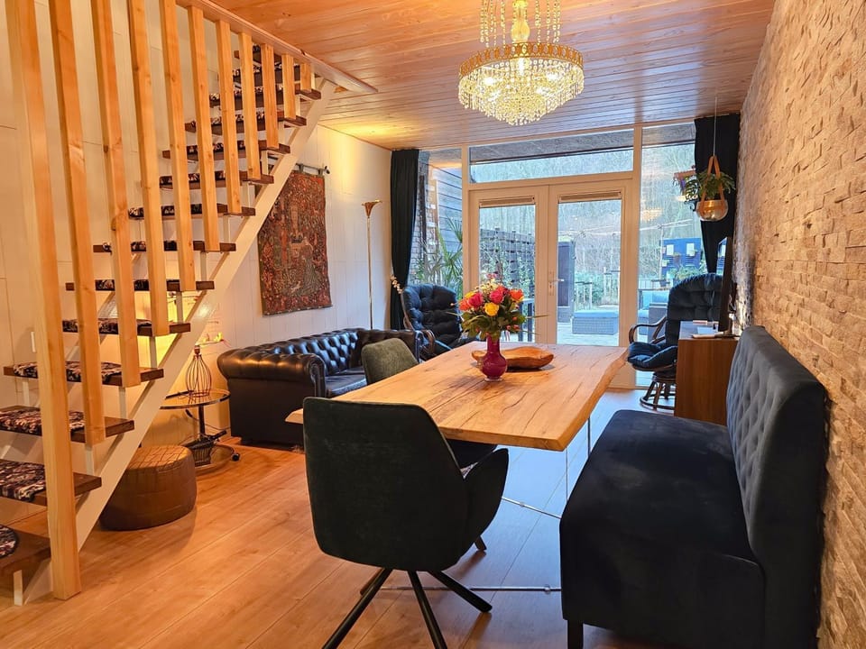 TV and multimedia, Seating area, Dining area
