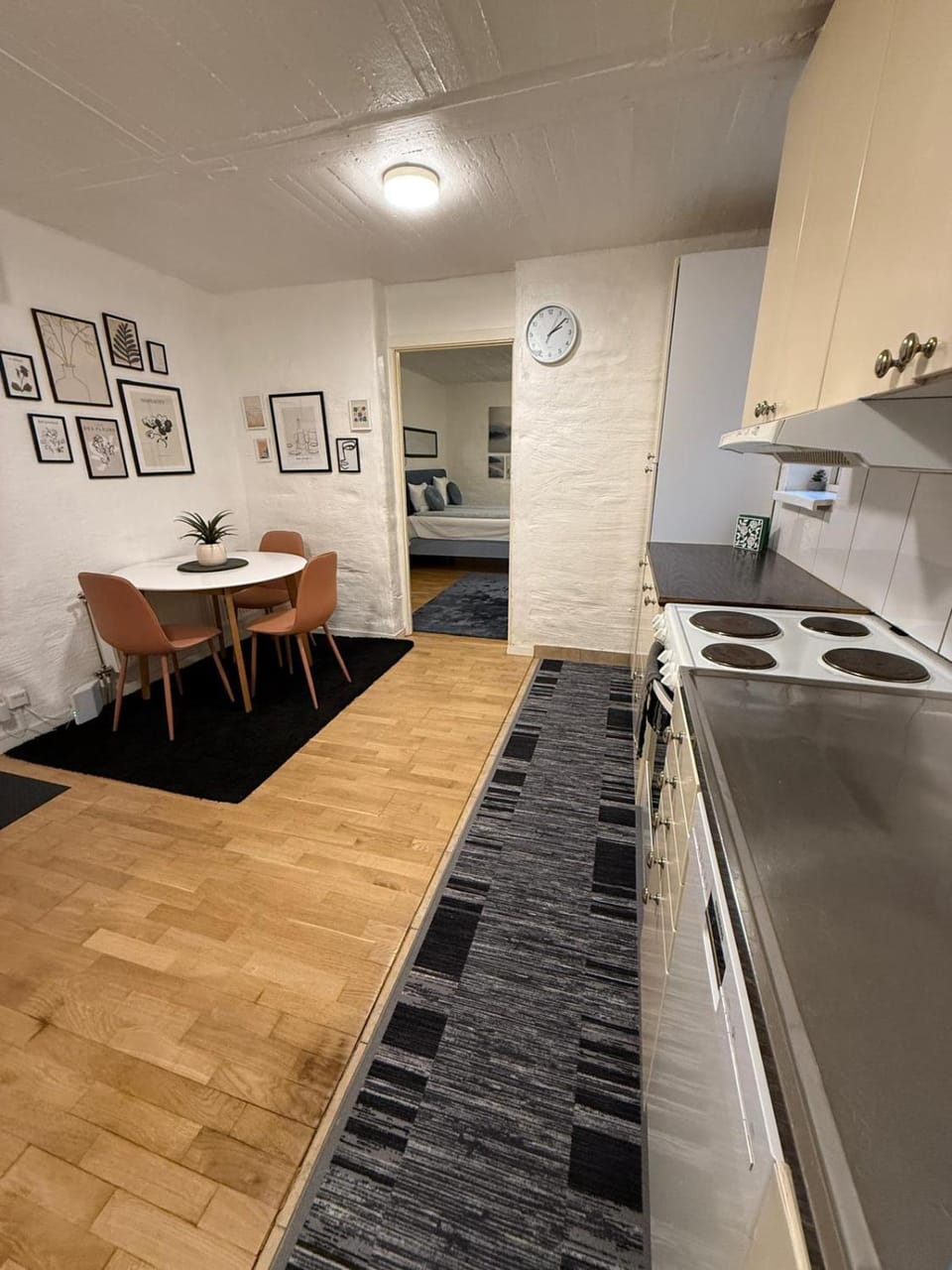 Kitchen or kitchenette, Dining area, oven, pet friendly, stove