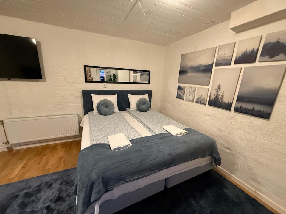 Bed, TV and multimedia, Bedroom