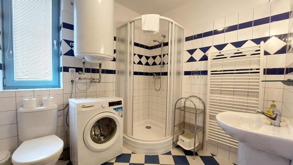 Shower, Toilet, Bathroom, towels, washing machine