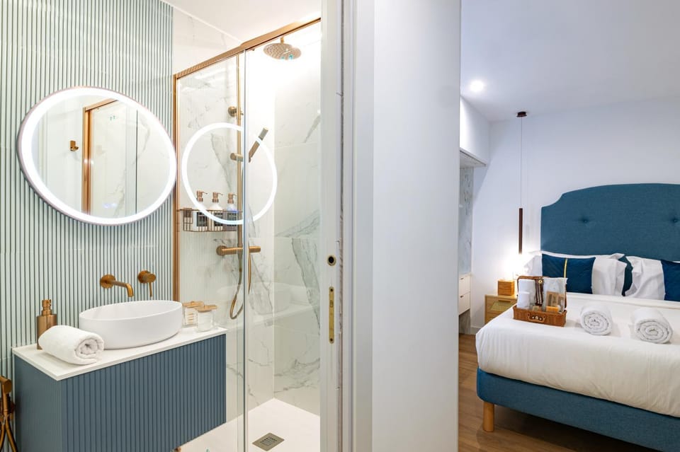 Shower, Bed, Bathroom, Photo of the whole room, Bedroom, towels