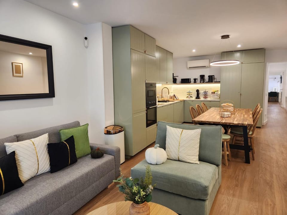 Kitchen or kitchenette, Living room, Seating area, Dining area