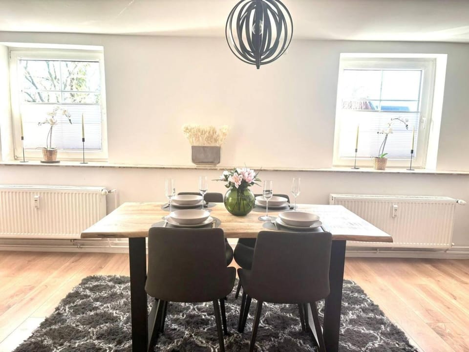 Living room, Seating area, Dining area, internet