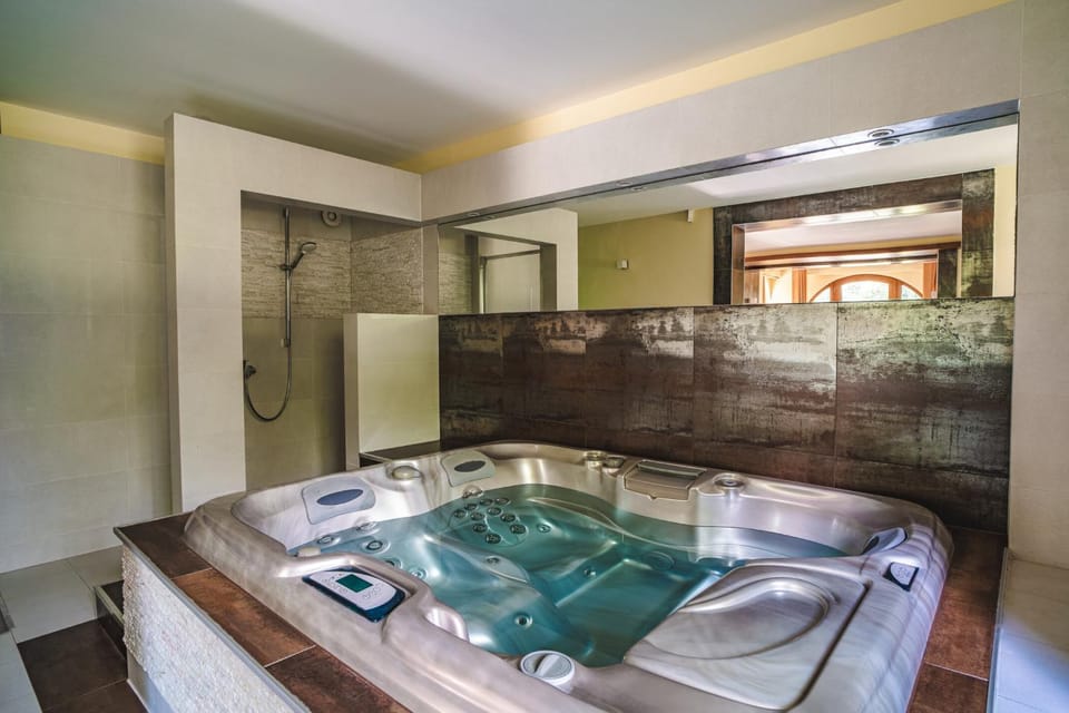 Hot Tub, Hot Tub