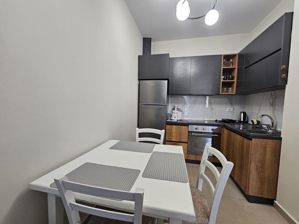 Kitchen or kitchenette, Dining area, minibar, oven, stove