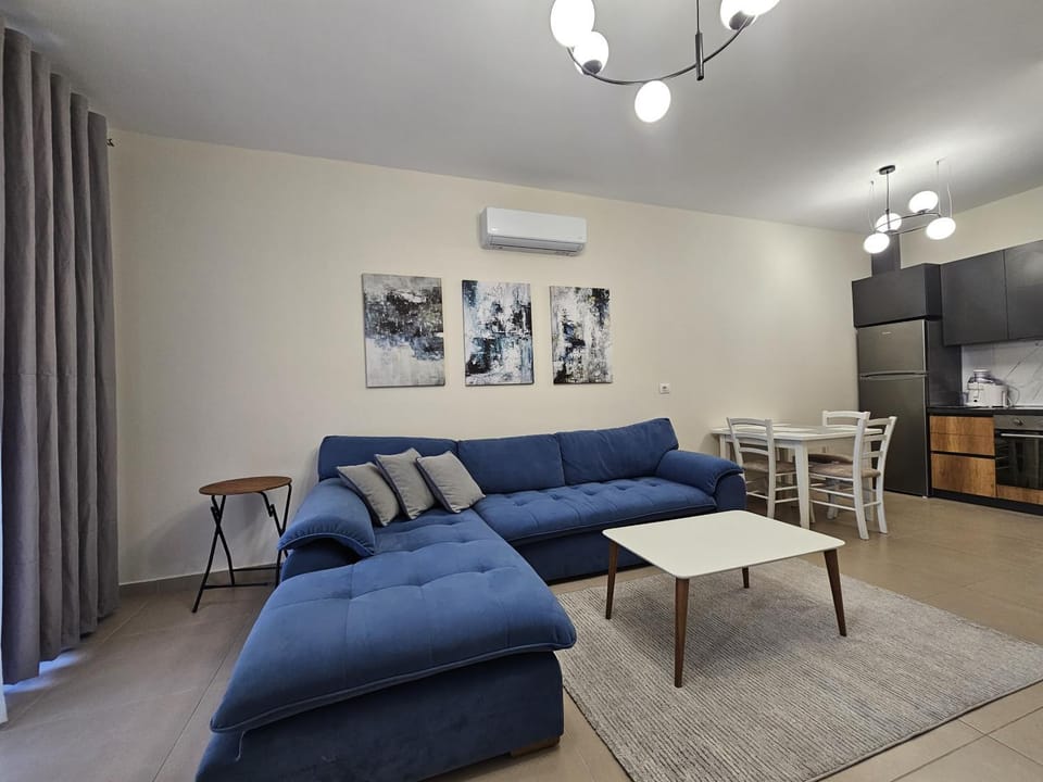 TV and multimedia, Living room, Seating area, Dining area, air conditioner