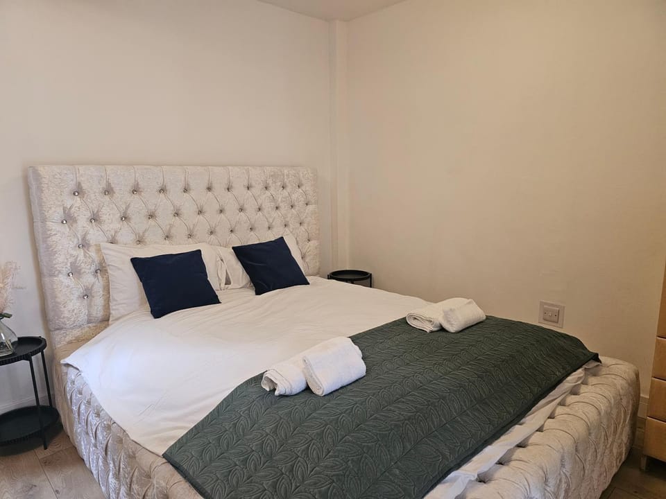 Bed, Bedroom, towels