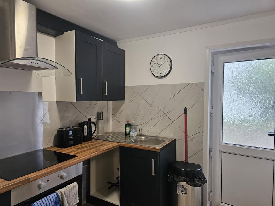 Coffee/tea facilities, Kitchen or kitchenette, stove, toaster