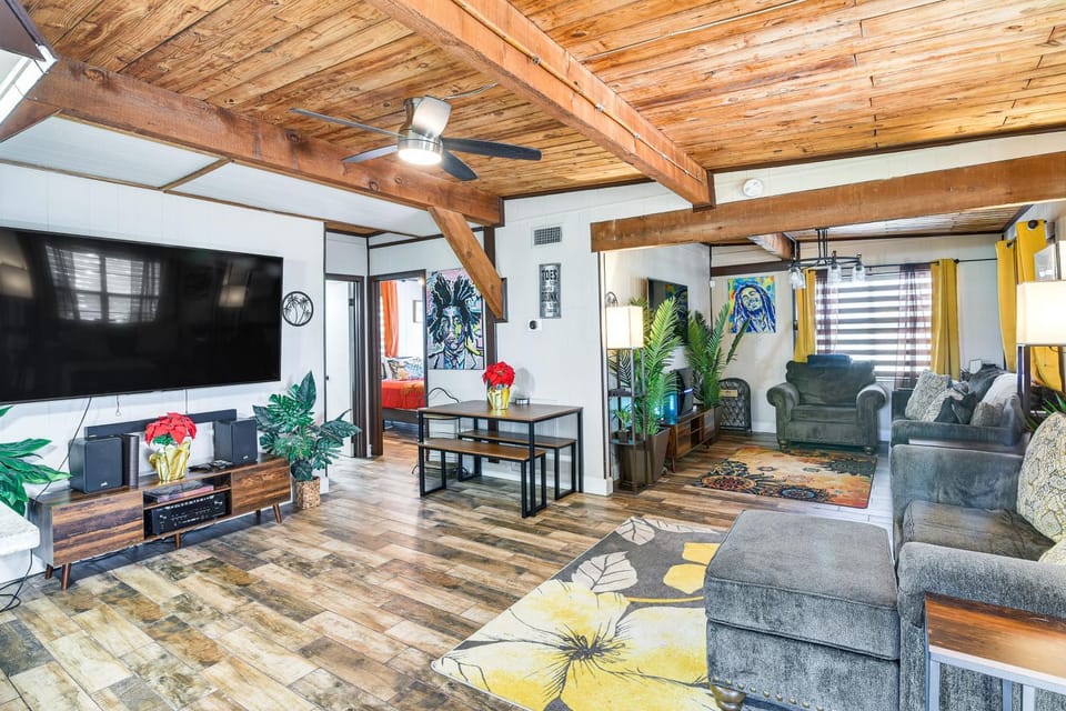 < 1 Mi to Beach! Galveston Gem w/ Outdoor Oasis House in Sea Isle