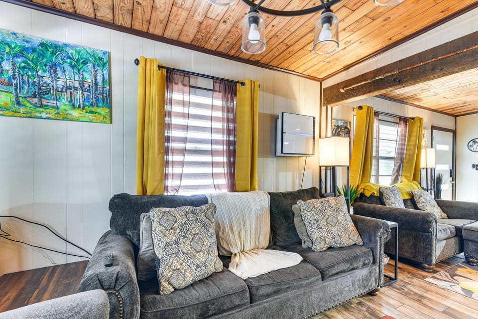 < 1 Mi to Beach! Galveston Gem w/ Outdoor Oasis House in Sea Isle