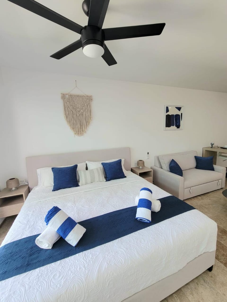 Bed, Living room, Photo of the whole room, Bedroom