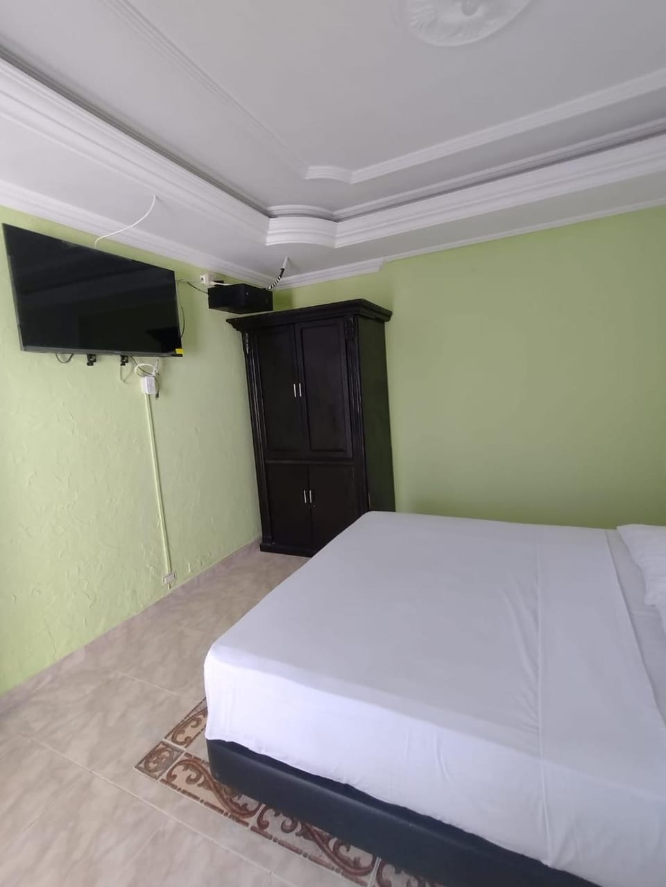 Bed, TV and multimedia, Photo of the whole room, Bedroom