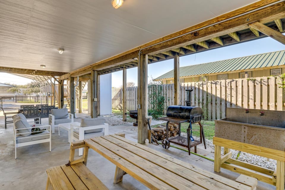 2 Mi to Beach + Fishing Pier: Gulf Coast Retreat House in Port O'Connor