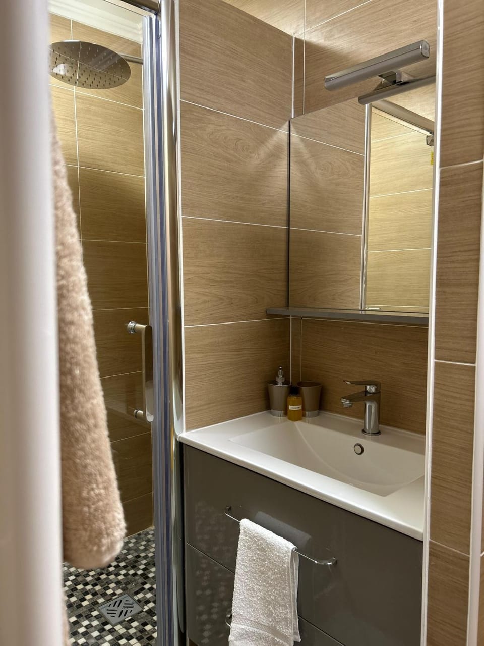 Shower, Bathroom, towels