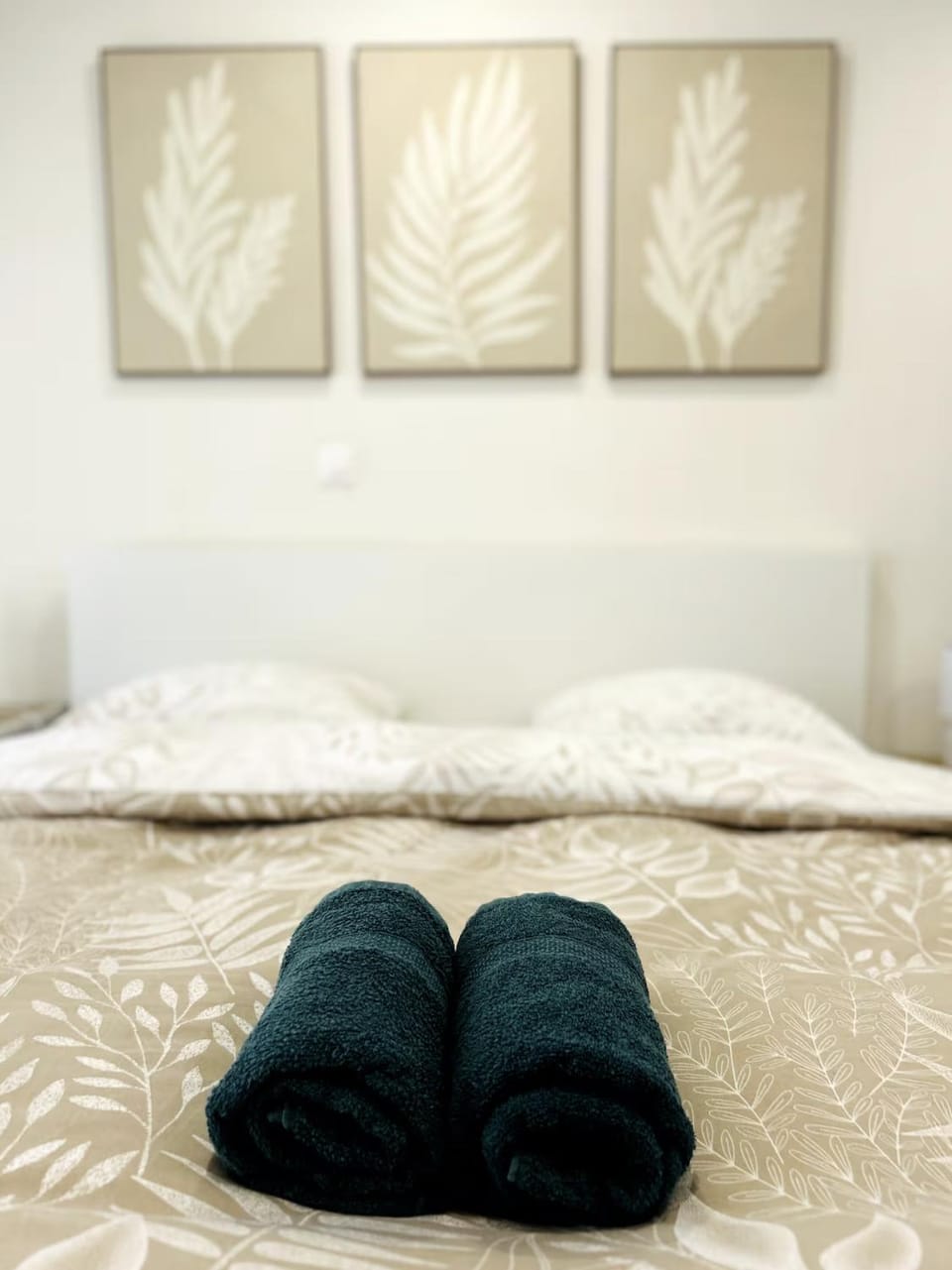 Bed, Bedroom, towels
