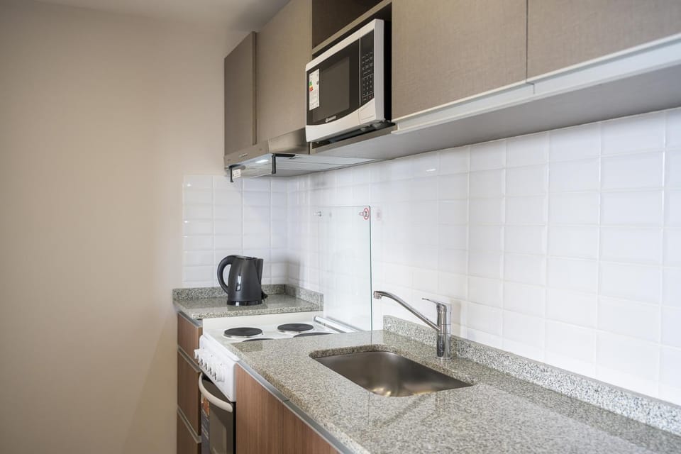 Kitchen or kitchenette, minibar, stove, toaster