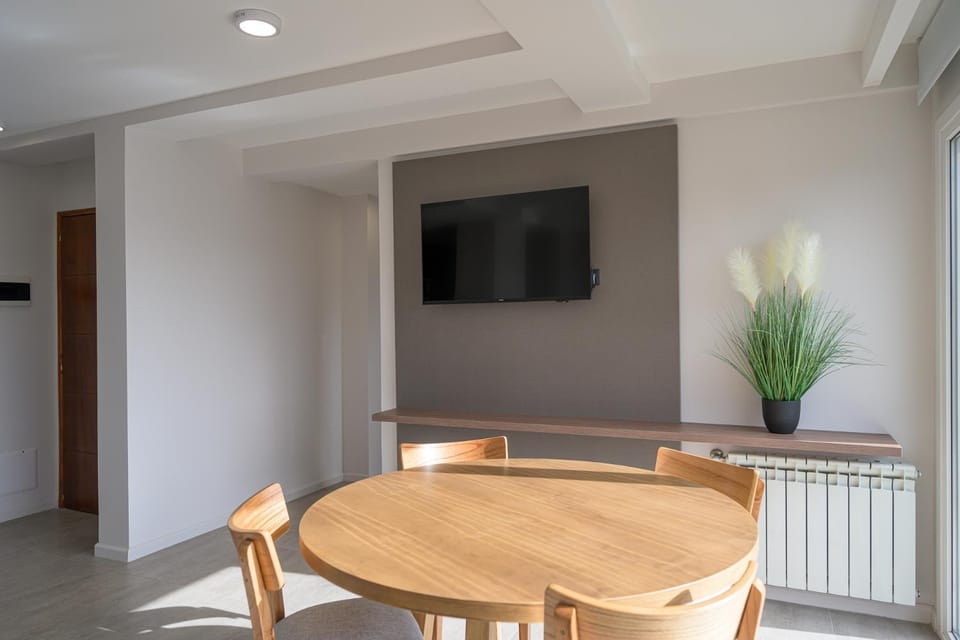 Communal lounge/ TV room, TV and multimedia, Living room, Seating area, Dining area, Evening entertainment