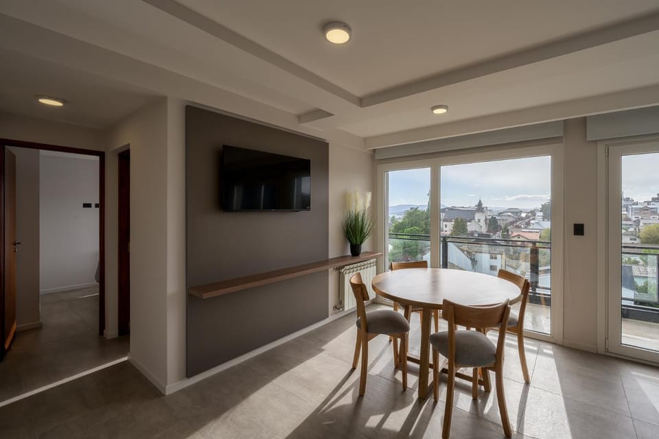 Communal lounge/ TV room, TV and multimedia, View (from property/room), Balcony/Terrace, Living room, Seating area, Dining area, Evening entertainment