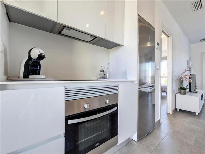 Kitchen or kitchenette, dishwasher, oven