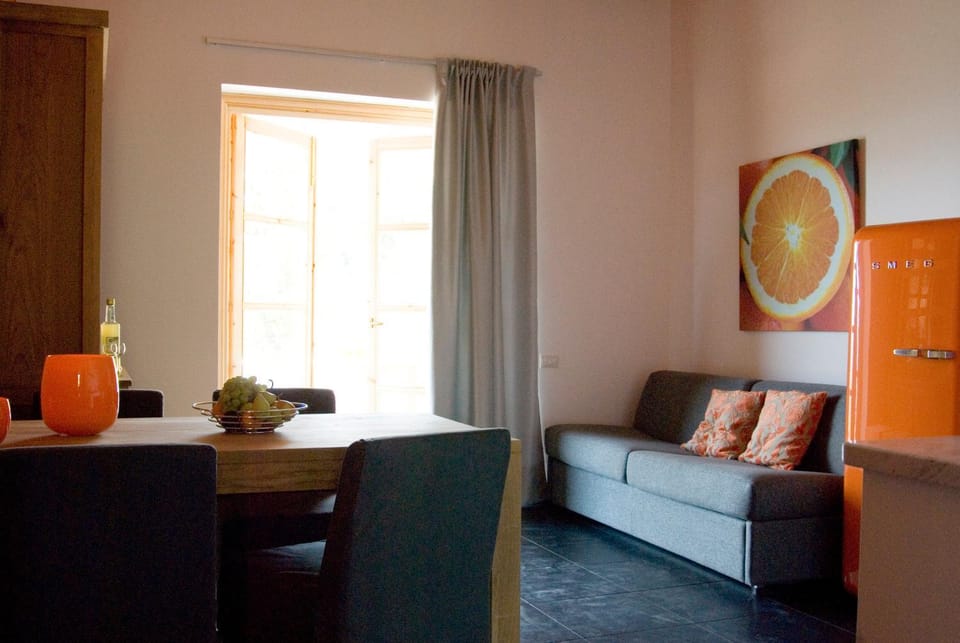 Spring, Photo of the whole room, Seating area