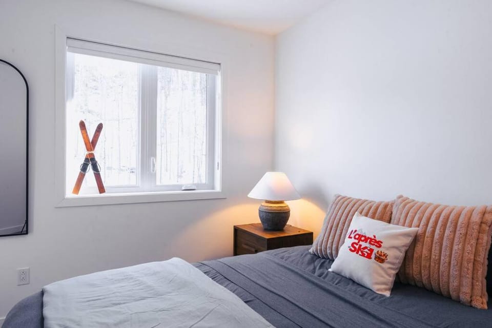 Modern Mont Blanc Ski in Ski out Townhouse Apartment in Ontario