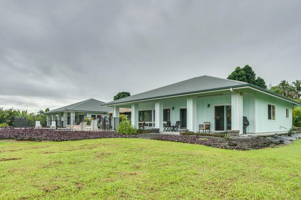 Oceanfront Home w/ Pool, Gazebo Access in Papaikou House in Papaikou