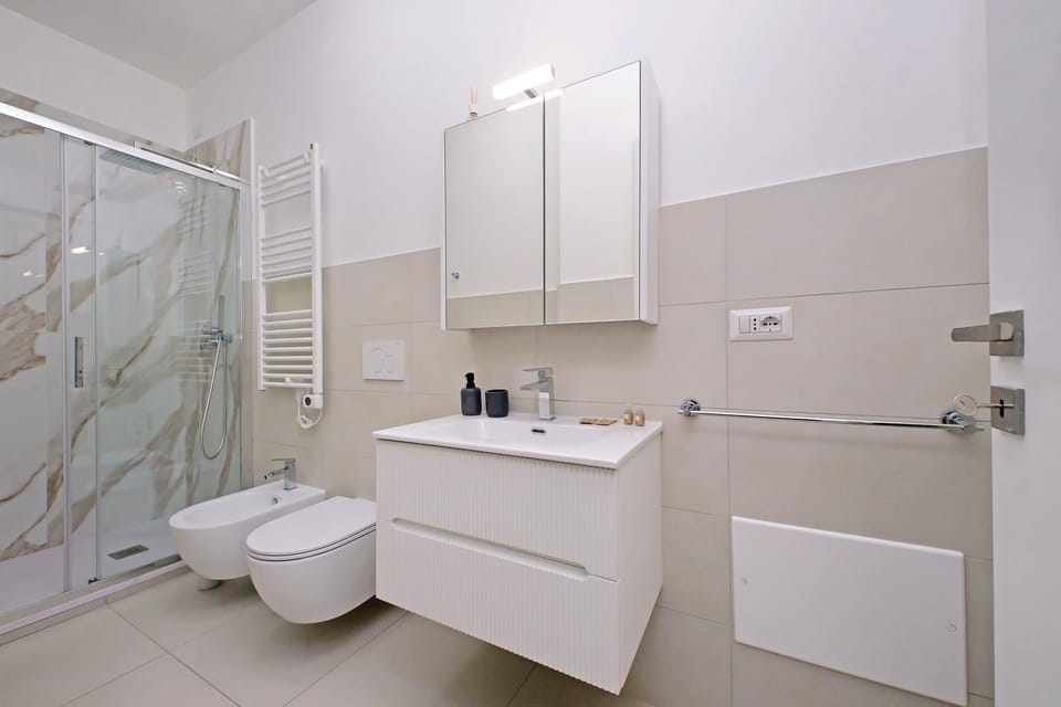 Shower, Toilet, Bathroom, towels