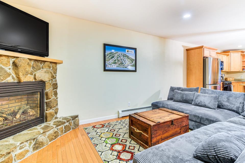 Ski-In/Ski-Out Condo at Pleasant Mountain! House in Bridgton