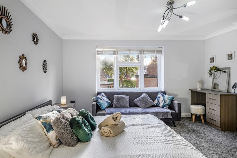 4 BR 6 Beds 3 Bath PS4, Pool Table Parking x4 Close to Legoland & Windsor House in Maidenhead