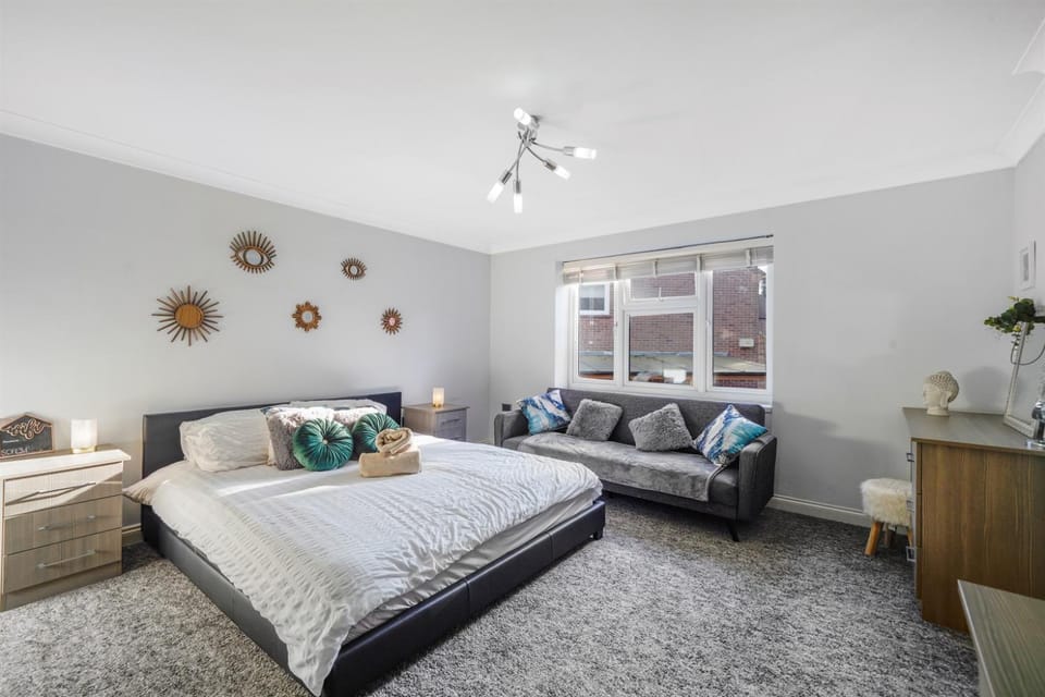 4 BR 6 Beds 3 Bath PS4, Pool Table Parking x4 Close to Legoland & Windsor House in Maidenhead