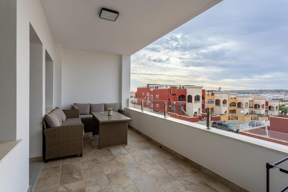 Property building, Day, Balcony/Terrace