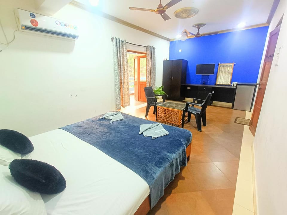 Bed, TV and multimedia, Photo of the whole room, Bedroom, towels, air conditioner