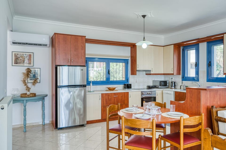 Kitchen or kitchenette, Dining area, dishwasher, oven