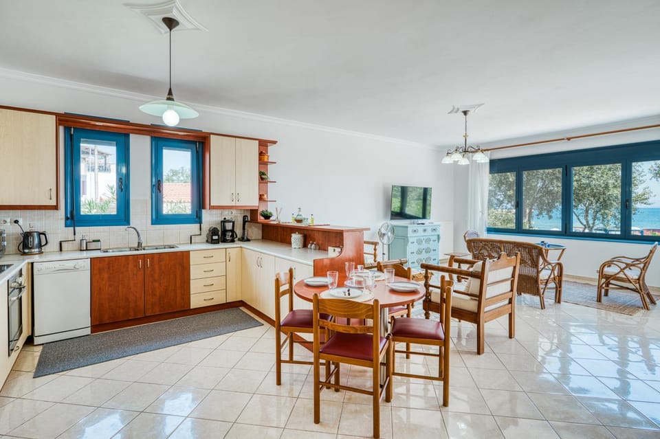 Kitchen or kitchenette, Living room, Seating area, Dining area, dishwasher, oven, stove