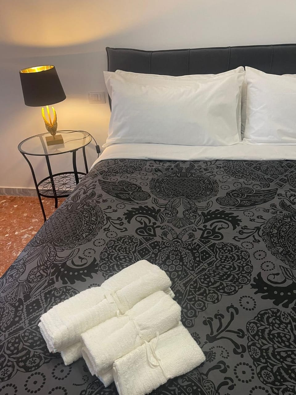 Bed, towels